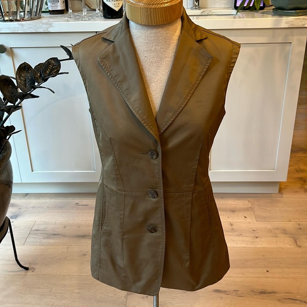 EUC Riani bronze skirt suit w button front vest & tortoise shell waist details